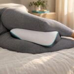 Persona durmiendo de lado con una almohada entre las piernas